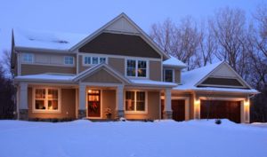 Maison eneigée avec porte de garage