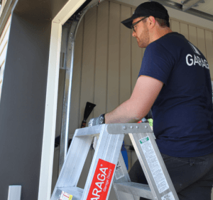 Intallateur vérifiant une porte de garage