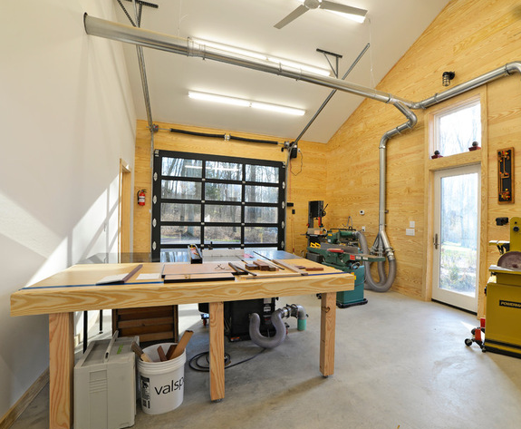 Intérieur d'atelier avec porte de garage vitrée