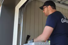Intallateur vérifiant une porte de garage