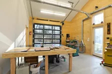 Intérieur d'atelier avec porte de garage vitrée