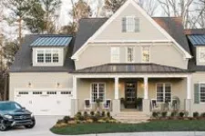 Très grande maison avec porte de garage double