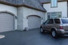 Voiture stationnée devant 2 portes de garage