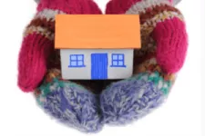 Maison de carton tenue avec une paire de mitaines