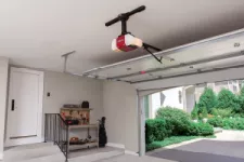 Ouvre-porte de garage avec porte de garage ouverte