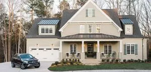 Très grande maison avec porte de garage double