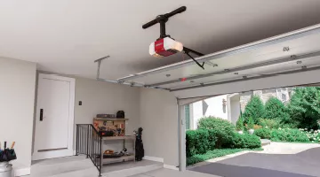 Ouvre-porte de garage avec porte de garage ouverte
